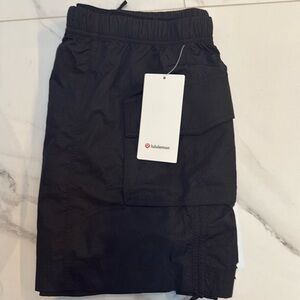 XL Lululemon black nylon cargo mini skirt